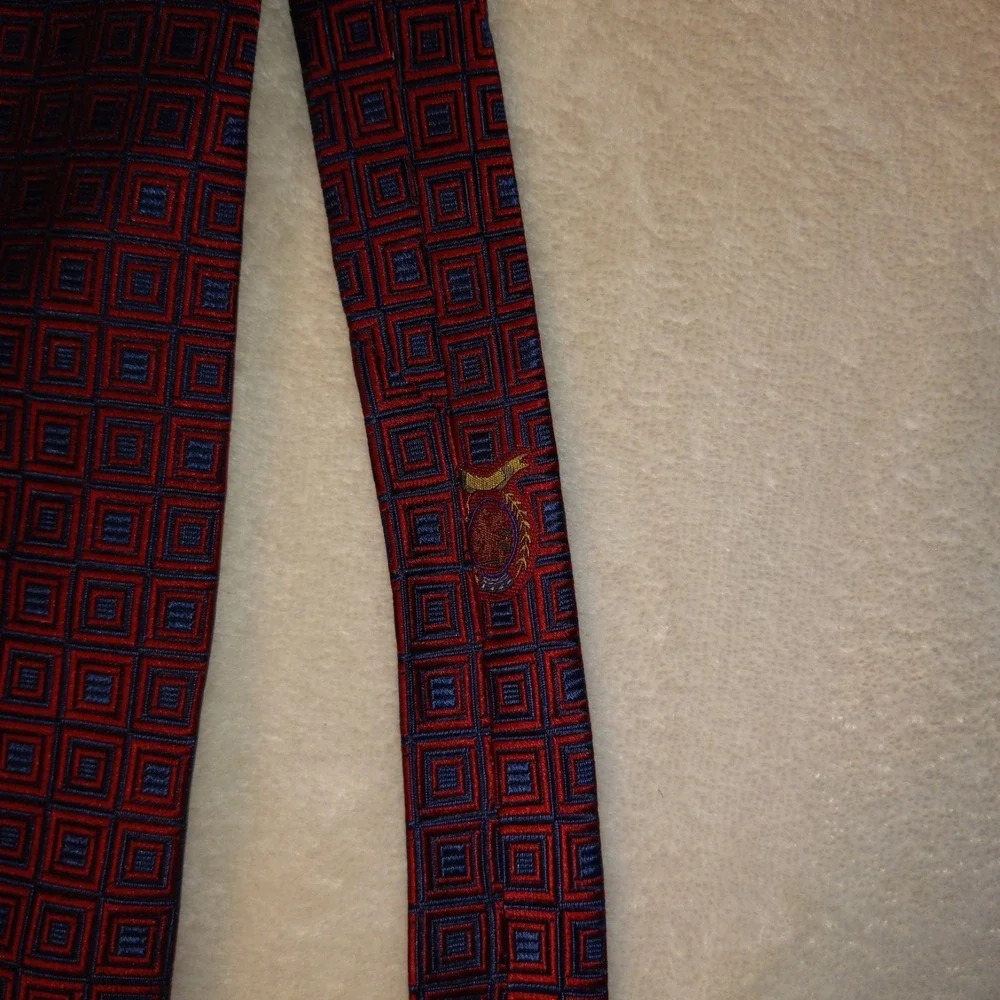 Tommy Hilfiger 100% Silk Tie Red Blue Geometric Men Necktie 58 x 3.3/8